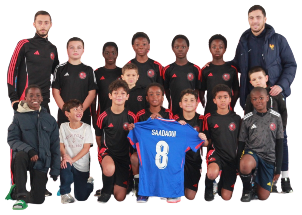 Ayoub Saadaoui avec une équipe de jeunes licenciés d'Espérance 94, tenant son maillot floqué Saadaoui numéro 8