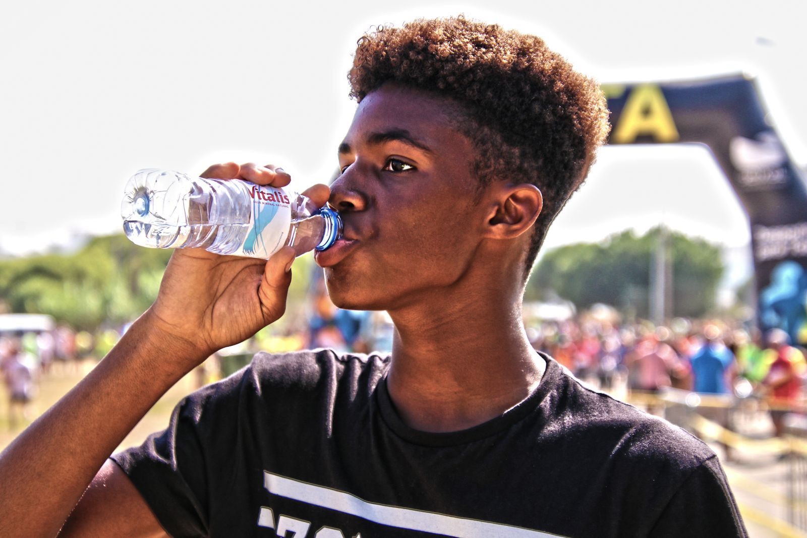 Jeune sportif qui boit de l eau apres un effort