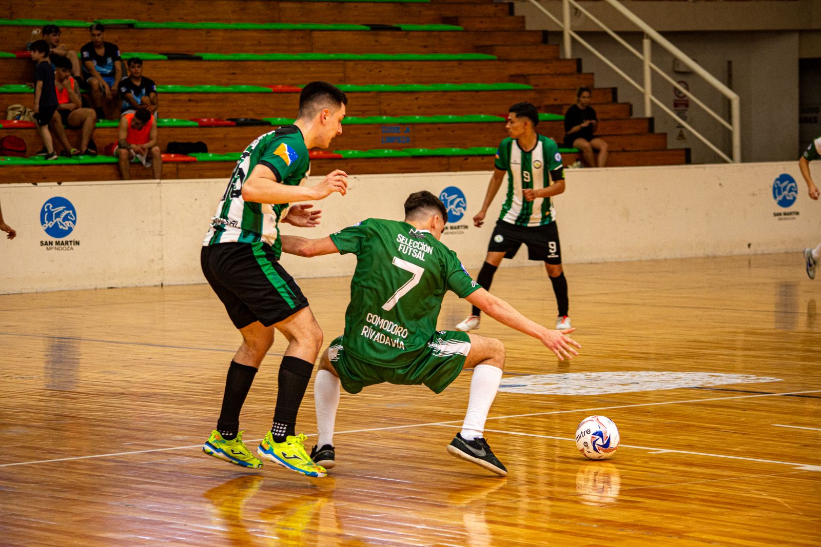 Deux joueurs de futsal en duel pour le ballon dans une salle